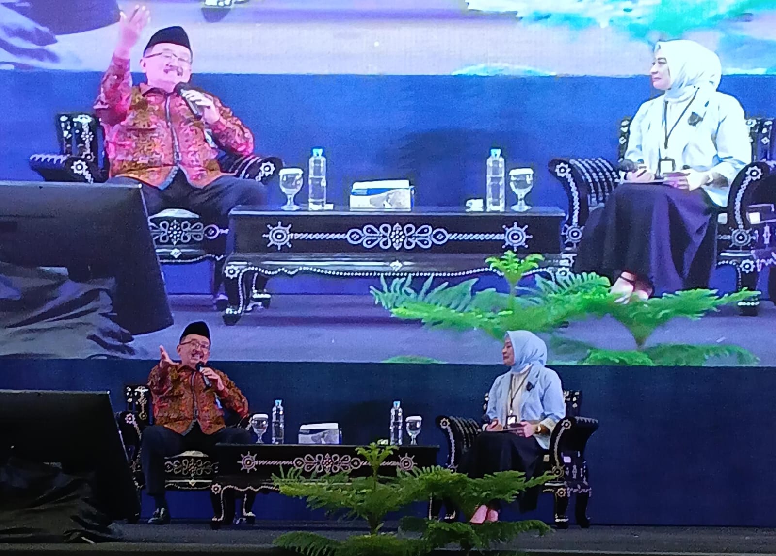 ​Direktur BCA, A. Widodo M saat diskusi dengan mahasiswa UNU NTB di Islamic Center, Jumat (21/11). (NURUL/LOMBOK POST)