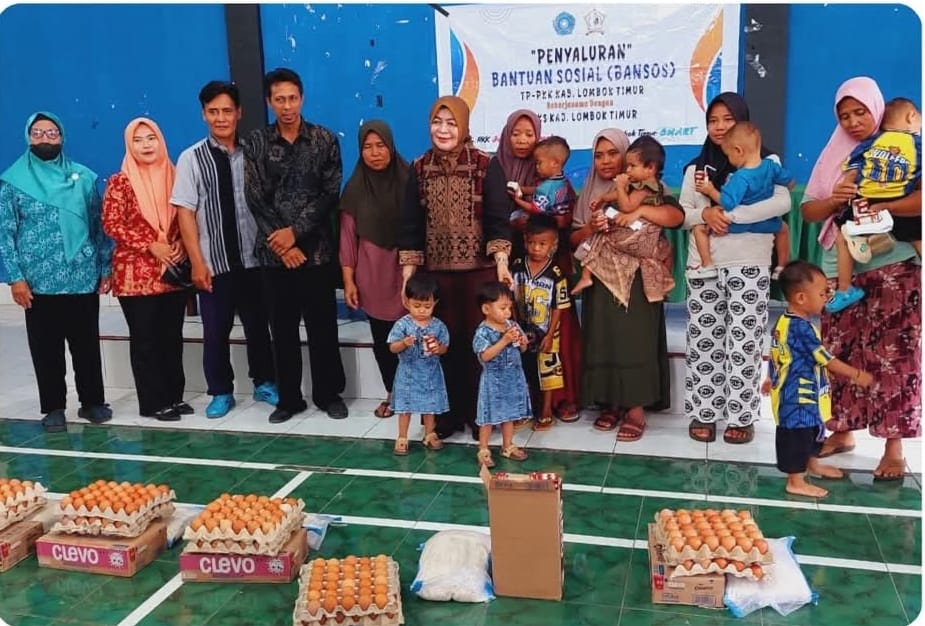 ketua TP PKK Lotim saat menyerahkan bantuan sosil kepada keluarga stunting
