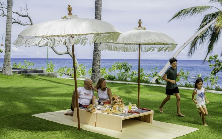 Wisatawan menikmati liburan di halaman   Holiday Resort Lombok.