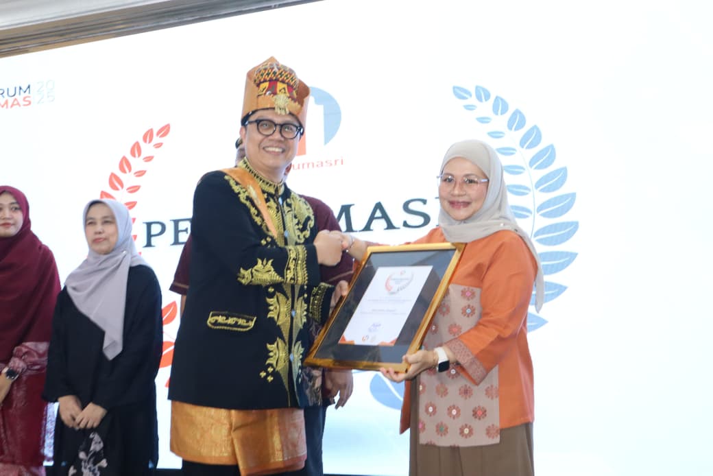 BUAT BANGGA: Direktur RS Mandalika dr Oxy Cahyowahyuni, Sp.EM., FICEP., FISQua (kanan) menerima penghargaan dari Ketua Umum PERHUMASRI Anjari Umarjianto pada Malam Apresiasi PERHUMASRI Awards 2025.