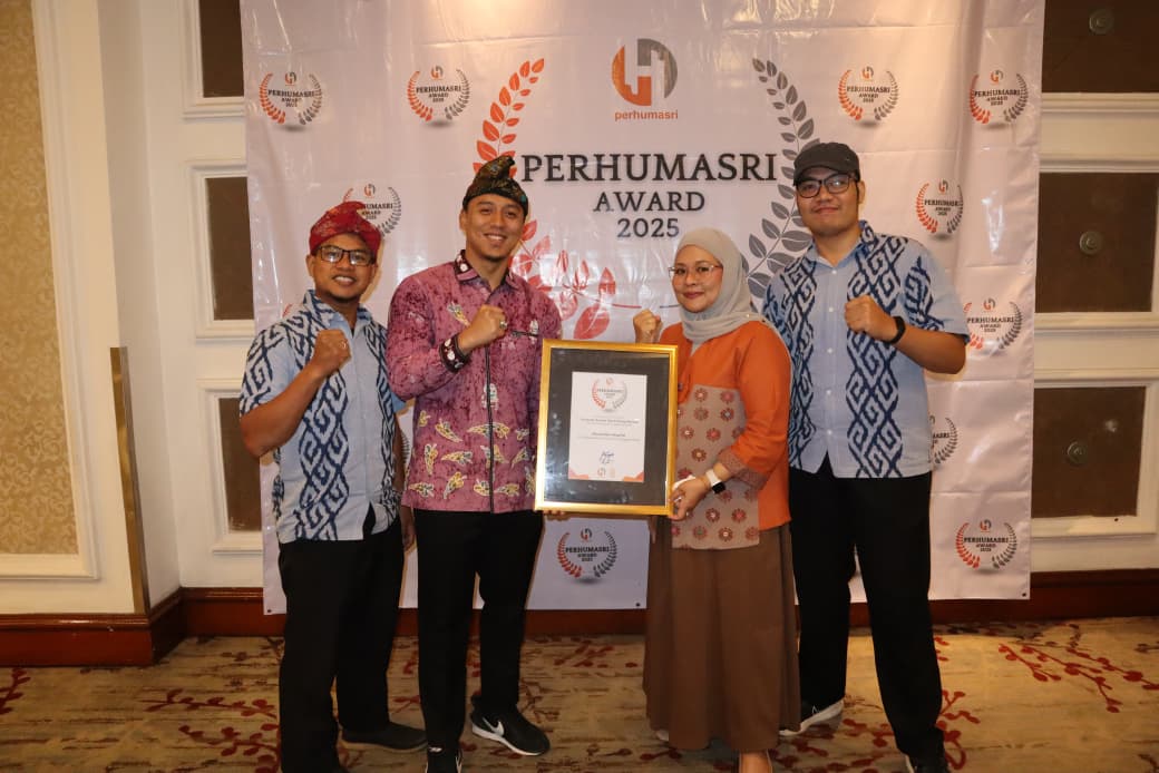 Direktur RS Mandalika dr Oxy Cahyowahyuni, Sp.EM., FICEP., FISQua bersama Kabag Tata Usaha, Anugrah Fajar Fahrurazie, S.IP., M.Si., C.M.C, serta perwakilan Humas RS Mandalika usai menerima penghargaan