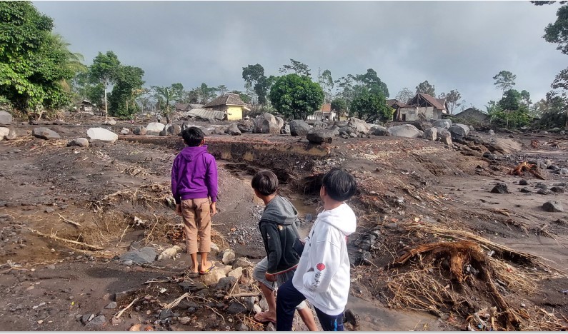 TAK BERSISA: Lokasi SDN Supiturang 02, Pronojiwo, Lumajang, Jumat (21/11) yang hanya menyisakan pondasi setelah diterjang lahar dingin Semeru.