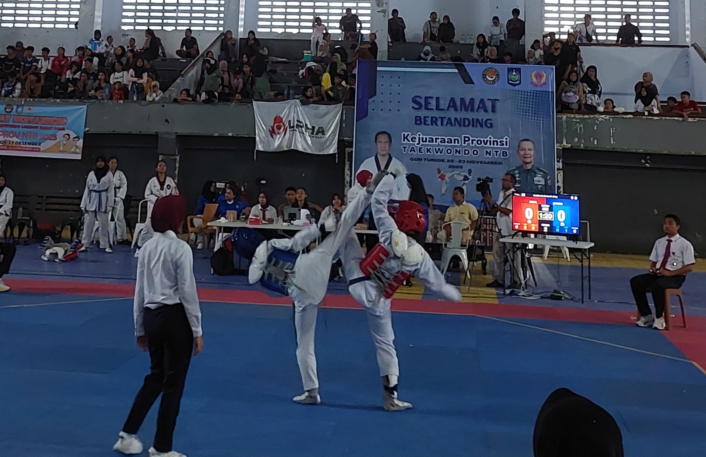 Dua atlet bertarung pada kategori kyurugi prestasi pada Kejurprov Taekwondo NTB di GOR 17 Desember Turida Mataram, Sabtu (22/11).