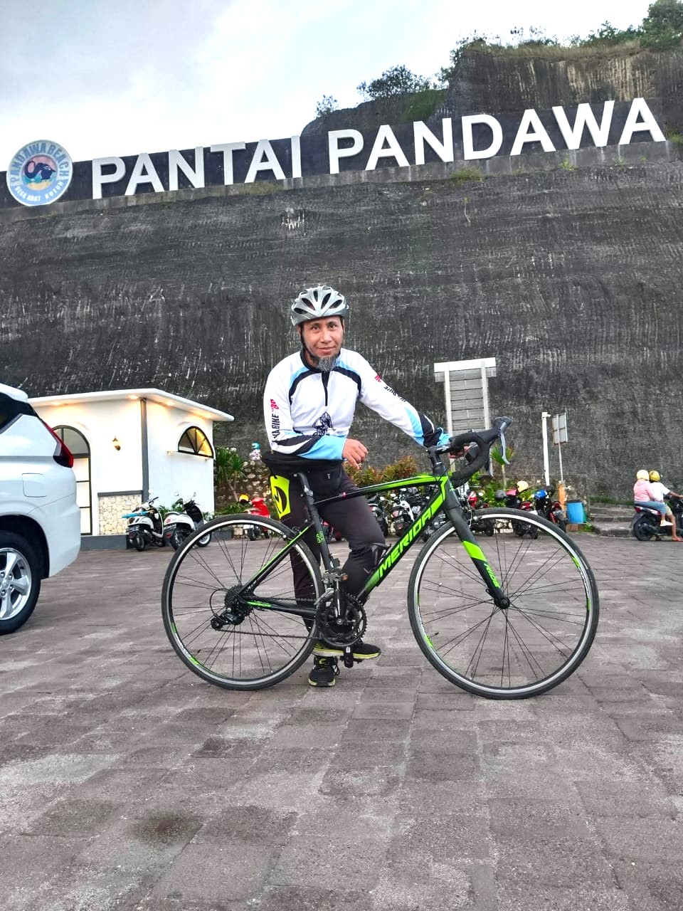 RAHASIA BUGAR: Gowes menjadi salah satu cara menerapkan pola hidup sehat ala Kadis Kominfo Lotara Haerul Anwar di usianya yang kini menginjak 56 tahun.