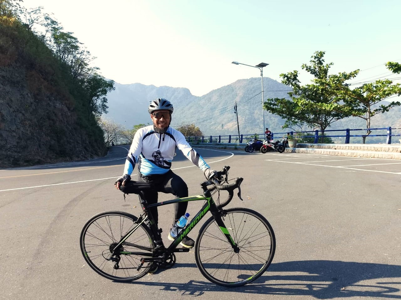 RAHASIA BUGAR: Gowes menjadi salah satu cara menerapkan pola hidup sehat ala Kadis Kominfo Lotara Haerul Anwar di usianya yang kini menginjak 56 tahun.