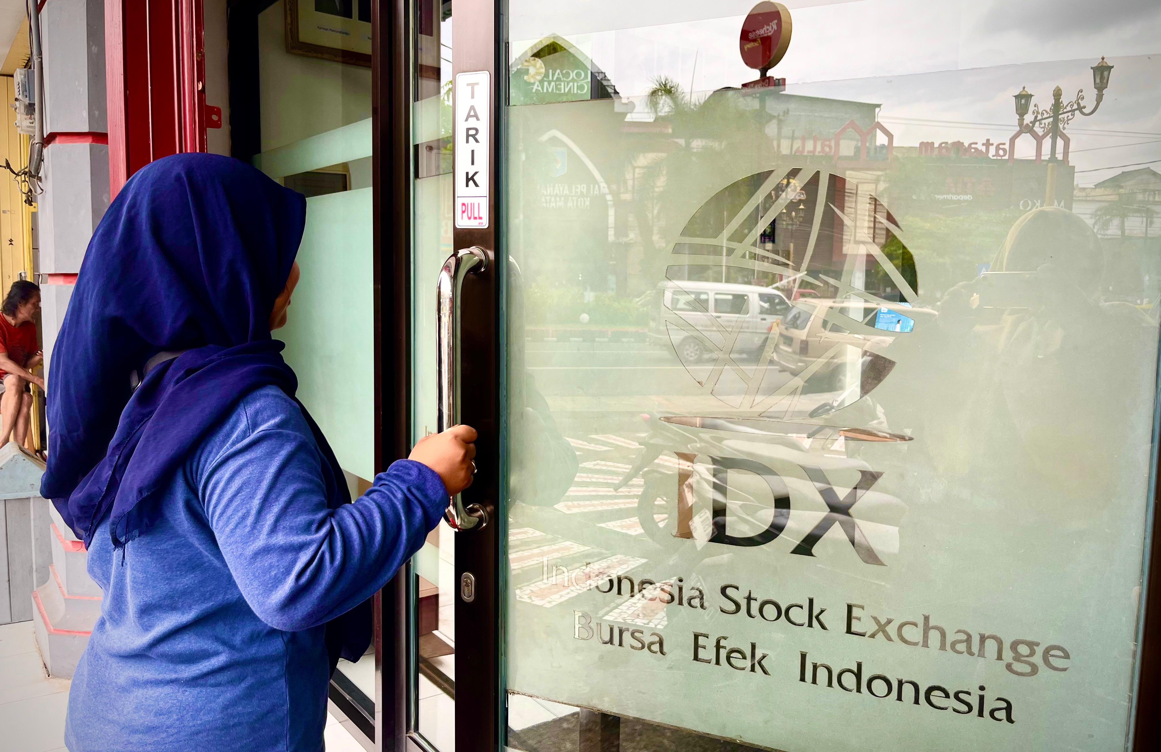 Salah satu warga Kota Mataram yang mengunjungi kantor Bursa Efek Indonesia (BEI) NTB, beberapa waktu lalu.