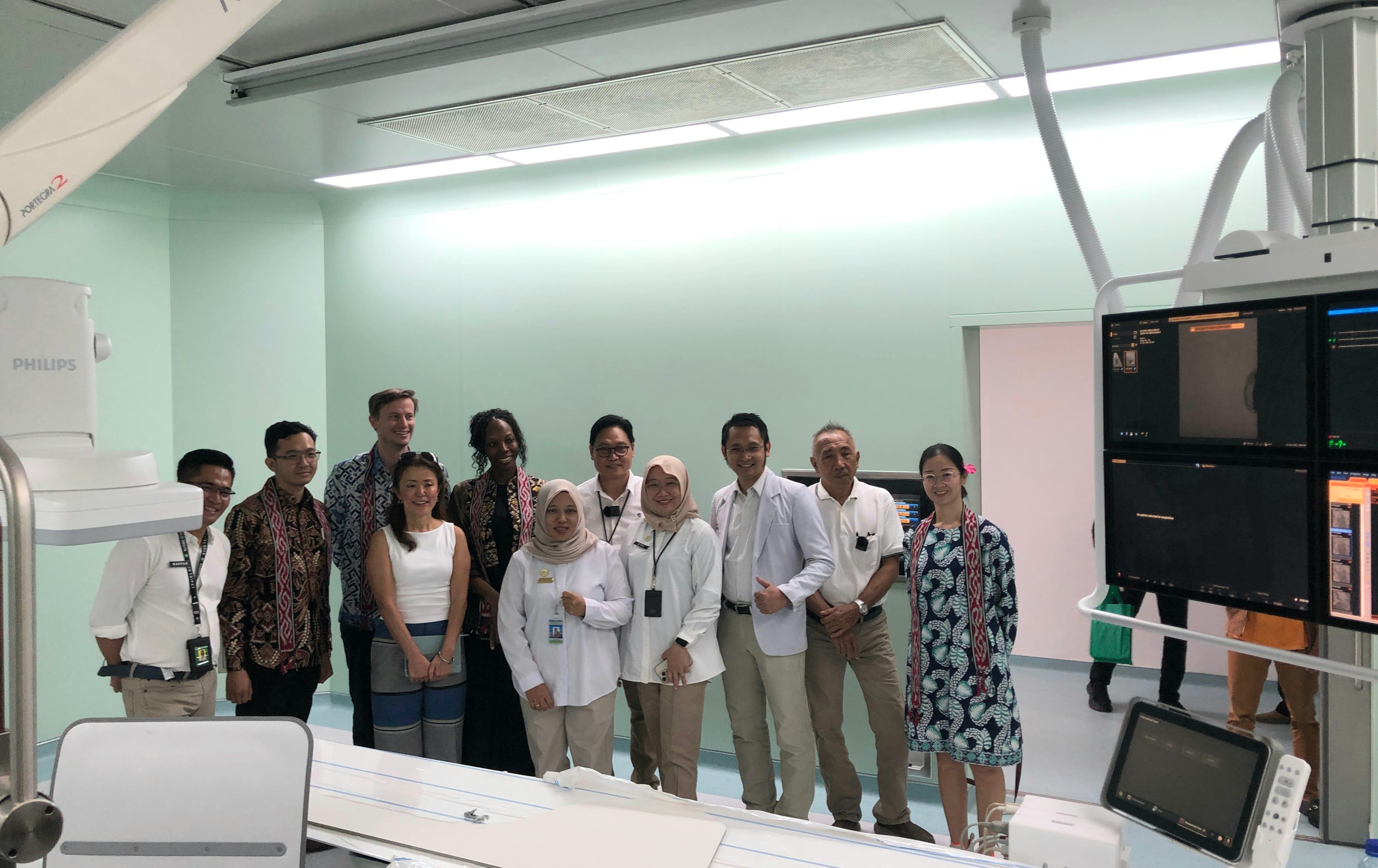 SEJARAH: Tim dari Kemenkes dan lembaga pendanaan dunia saat meninjau cathlab yang diberikan ke RSUD Tripat Gerung, Jumat (21/11).