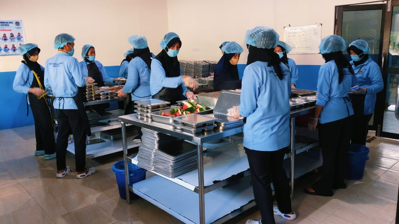 Para pekerja di salah satu SPPG Lombok Tengah yang tengah mempersiapkan MBG, belum lama ini.