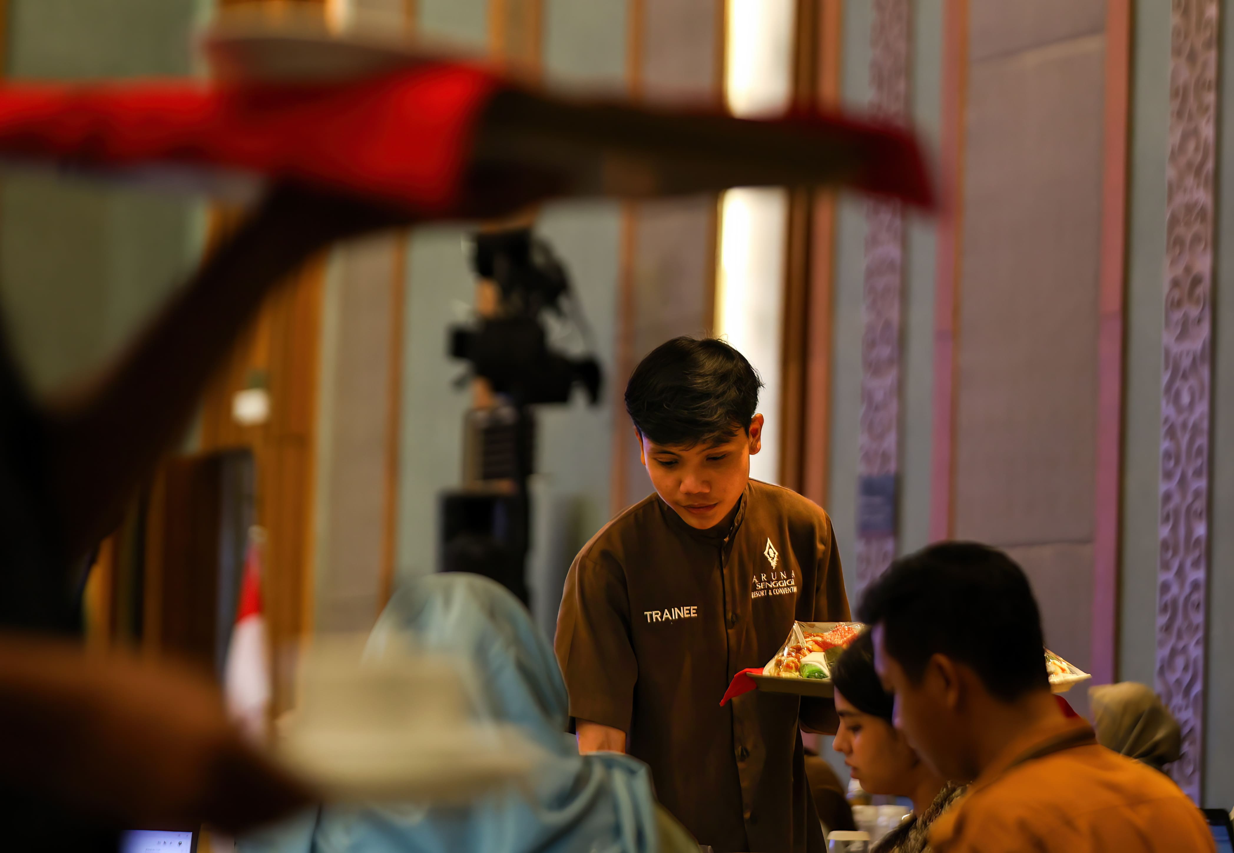 GIAT BEKERJA: Salah satu karyawan hotel menata hidangan yang disuguhkan pada tamu.