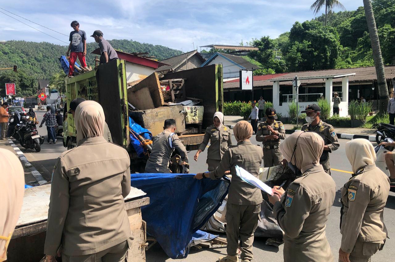 DITERTIBKAN: Para pedagang yang memadati trotoar di kawasan wisata Senggigi, Jumat (21/11).