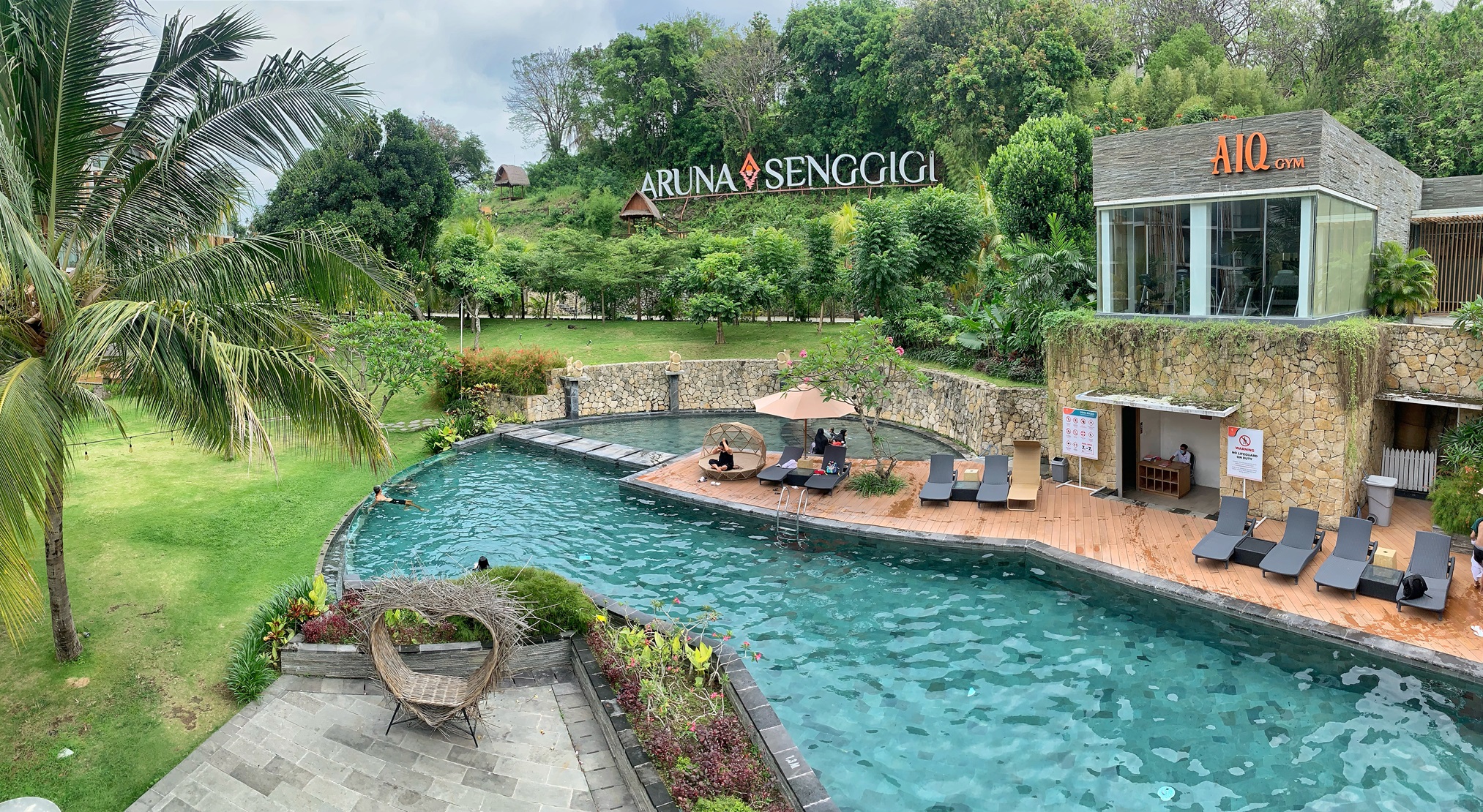 Suasana salah satu hotel di Senggigi yang nyaman untuk liburan.