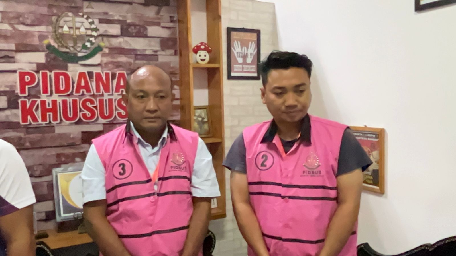 DITAHAN: Anggota dewan Lombok Barat Ahmad Zaenuri (kiri) dan pihak rekanan Ruspiandi saat ditahan penyidik Kejari Mataram beberapa waktu lalu.