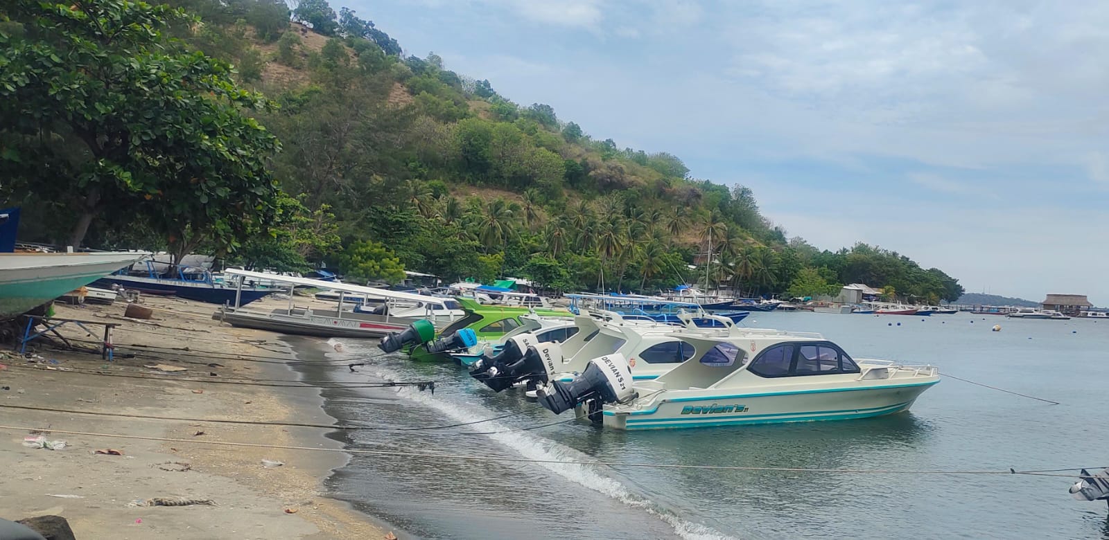 BISA SUMBANG PAD: Beberapa speedboat tampak ditambat di area Pelabuhan Teluk Nare. Kawasan ini juga punya potensi wisata