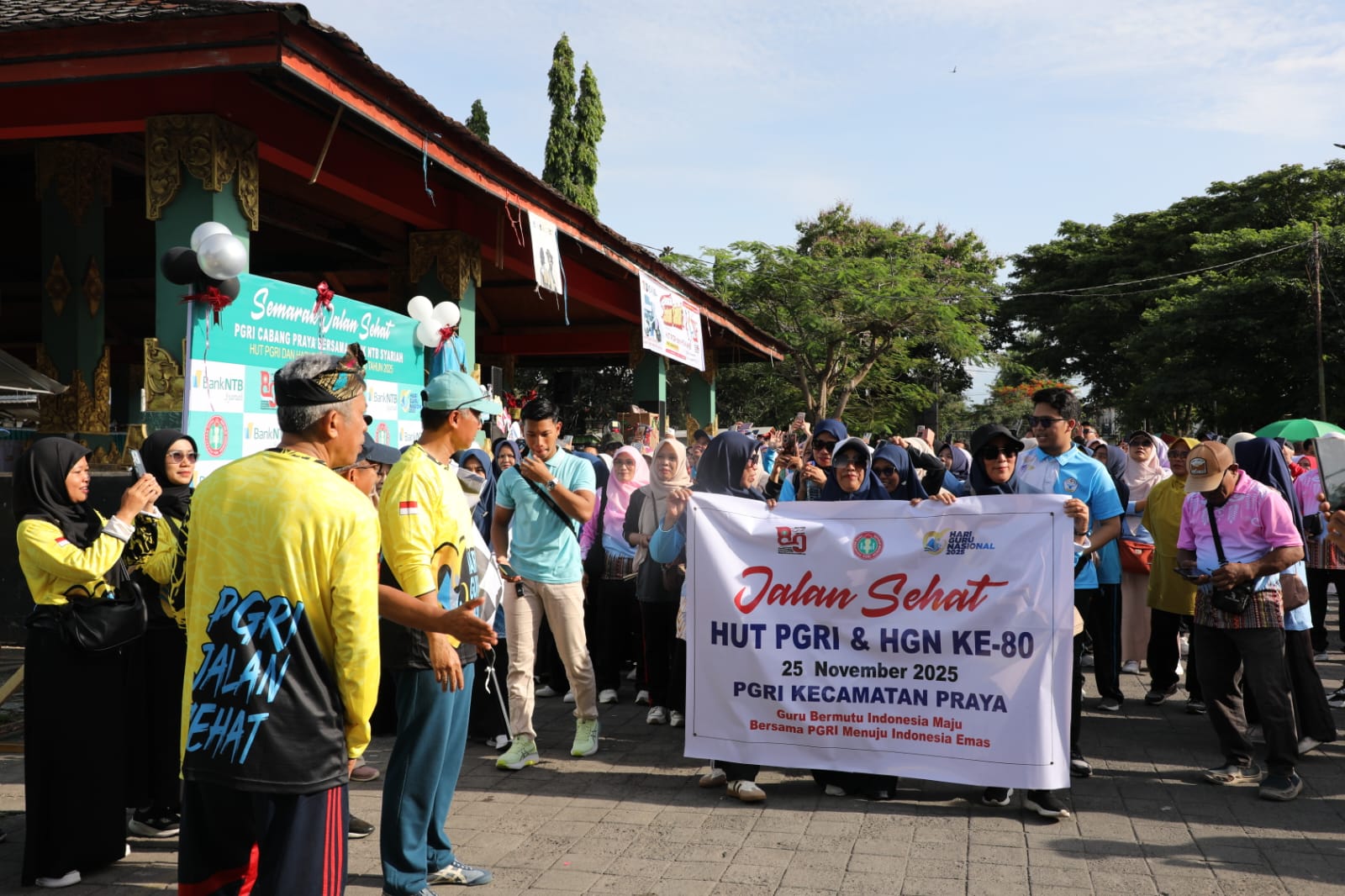 Sekda Lombok Tengah Lalu Firman Wijaya (dua kiri) membuka acara Jalan Sehat HUT PGRI dan HGN ke-80 di Alun-alun Tastura, Sabtu (22/11).