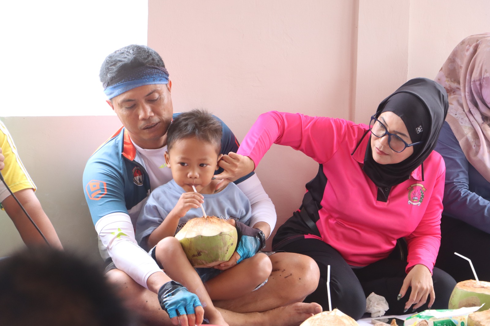 Kapolres Lombok Utara AKBP Agus Purwanta merangkul seorang anak di Desa Gunjan Asri dalam kunjungannya bersama Ketua Bhayangkari Lombok Utara Ny Heny Agus Purwanta, Sabtu (22/11).