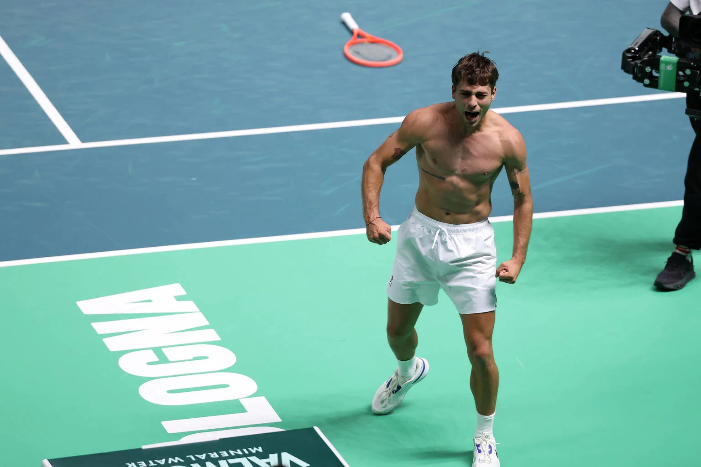 Italia ke final Piala Davis 2025 usai Cobolli selamatkan 7 match point dan Berrettini menang. Italia melaju ke final ketiga beruntun.