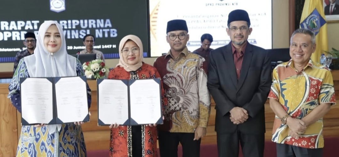 Wakil Gubernur NTB Indah Dhamayanti Putri (kiri) dan Ketua DPRD NTB Baiq Isvie Rupaeda menunjukkan nota kesepakatan KUA-PPAS RAPBD 2026, Kamis (20/11).