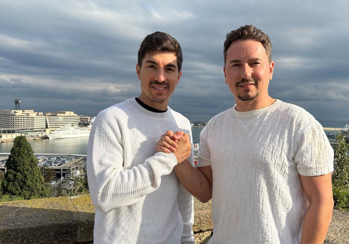 Maverick Vinales tunjuk Jorge Lorenzo sebagai pelatih performa demi misi bangkit dan mengejar gelar MotoGP 2026 usai cedera panjang.