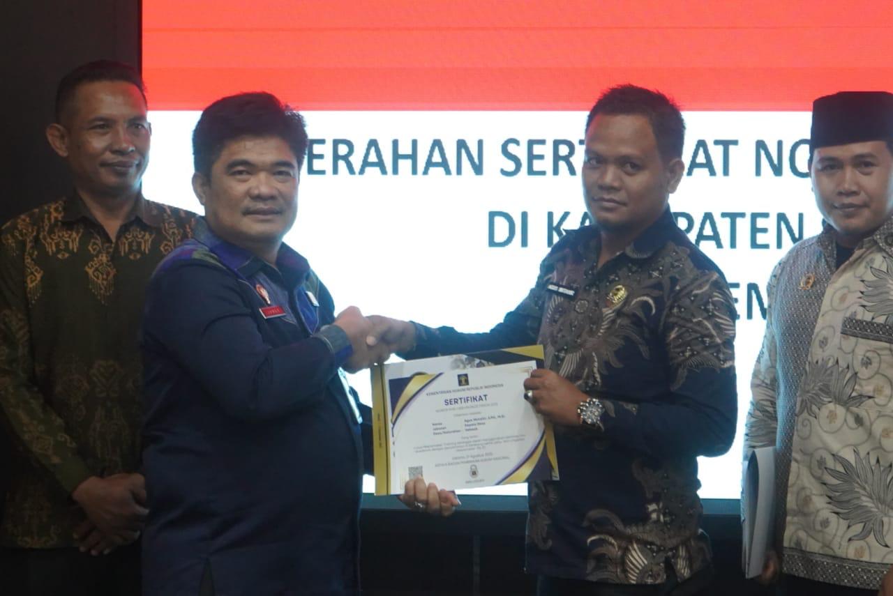 Kepala Divisi P3H Kanwil Kemenkum NTB Edward James Sinaga menyerahkan sertifikat kepada seluruh peserta Peacemaker Training Kabupaten Sumbawa.