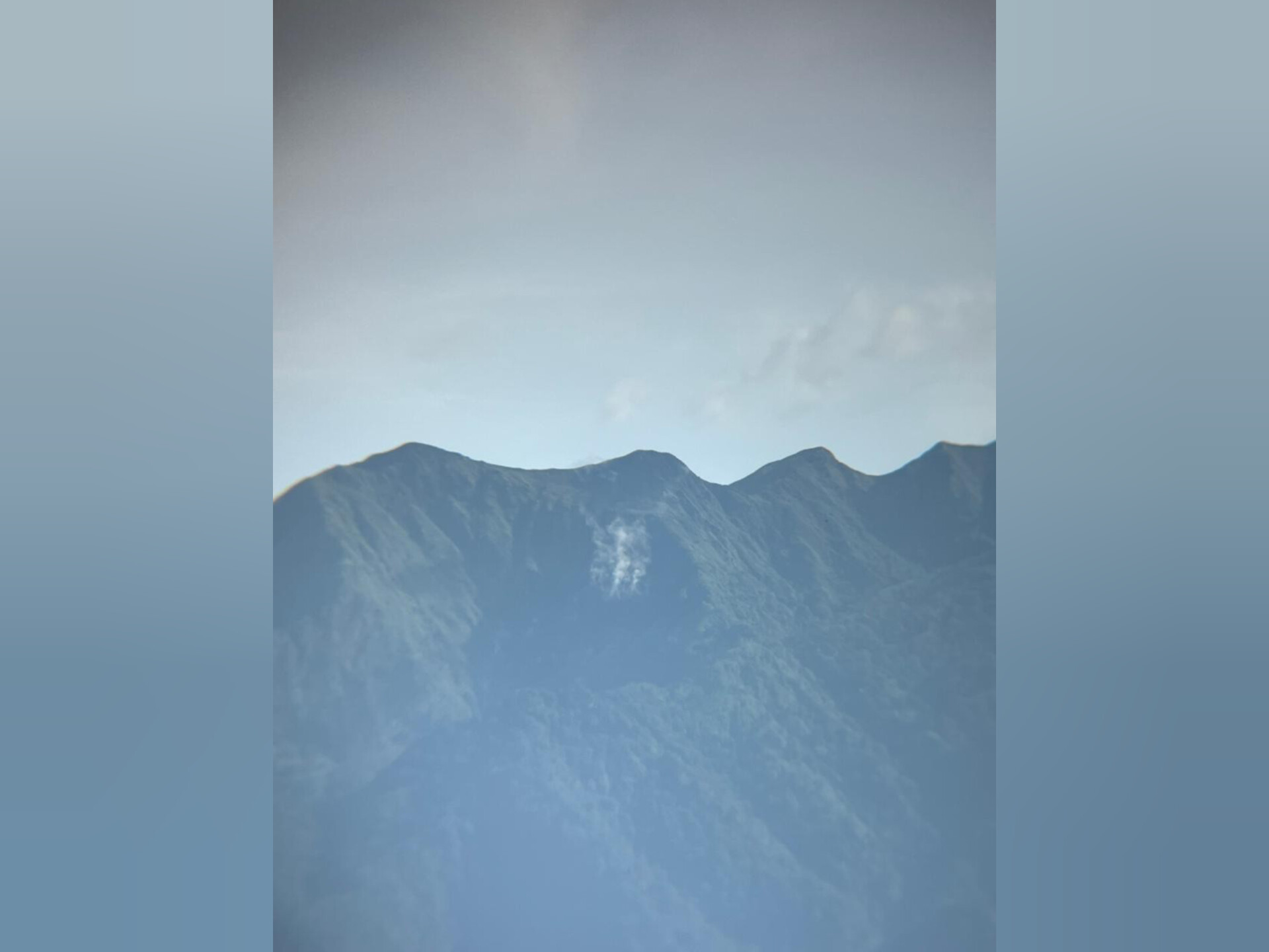 Gunung Sangeangapi mengalami peningkatan aktivitas seismik.