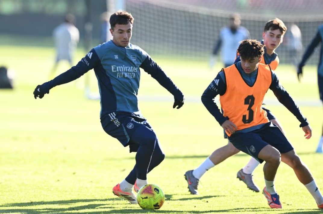 Pemain Arsenal menjalani latihan jelang derby north London melawan Tottenham Hotspurs.