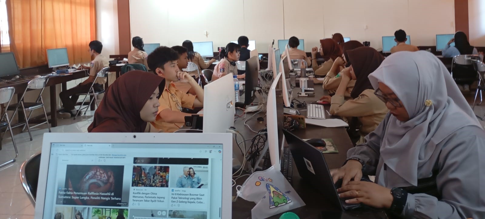 Puluhan peserta Olimpiade Bahasa Jerman mengikuti tes di SMAN 3 Mataram, Sabtu (22/11). Olimpiade Bahasa Jerman Tingkat NTB di SMAN 3 Mataram kian bergengsi, peluang beasiswa ke Jerman makin lebar.