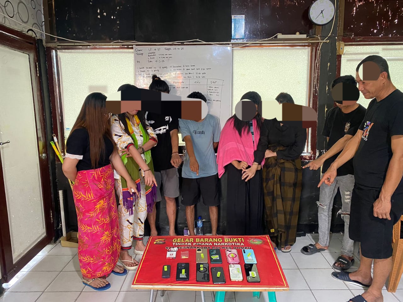 Satresnarkoba Polres Dompu mengamankan oknum polisi dan tujuh rekannya diamankan bersama barang bukti di Polres Dompu, Minggu (23/11).