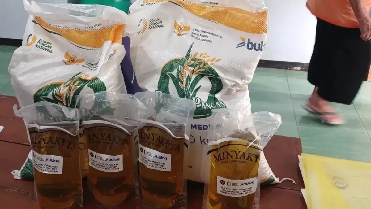 Bansos penebalan rp 400 ribu kks bri cair, kpm diminta jangan tunda ambil beras 20 kg dan minyak goreng 4 liter.
