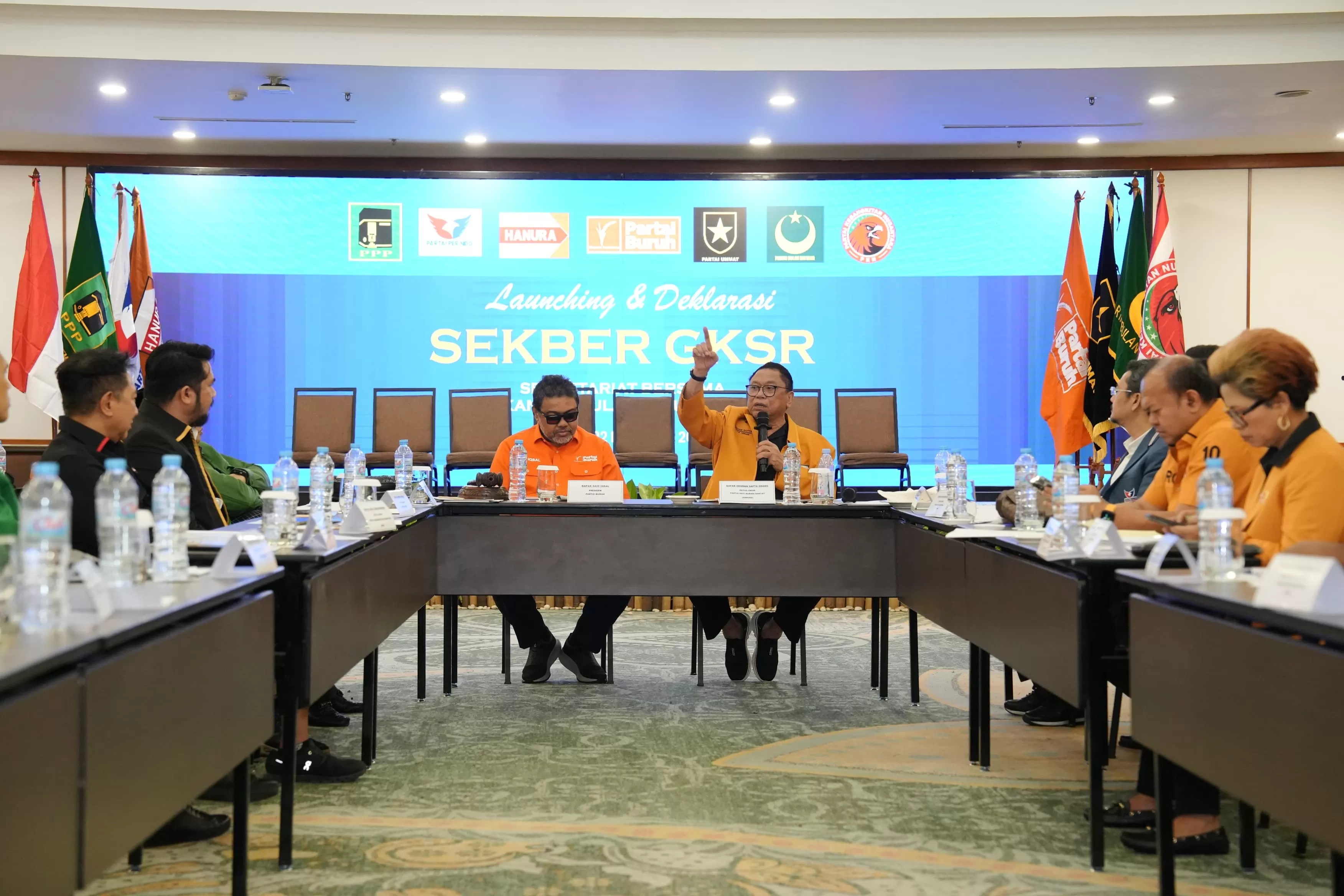 Ketua SEKBER GKSR Oesman Sapta Odang (OSO) bersama perwakilan 8 partai nonparlemen. (ISTIMEWA)