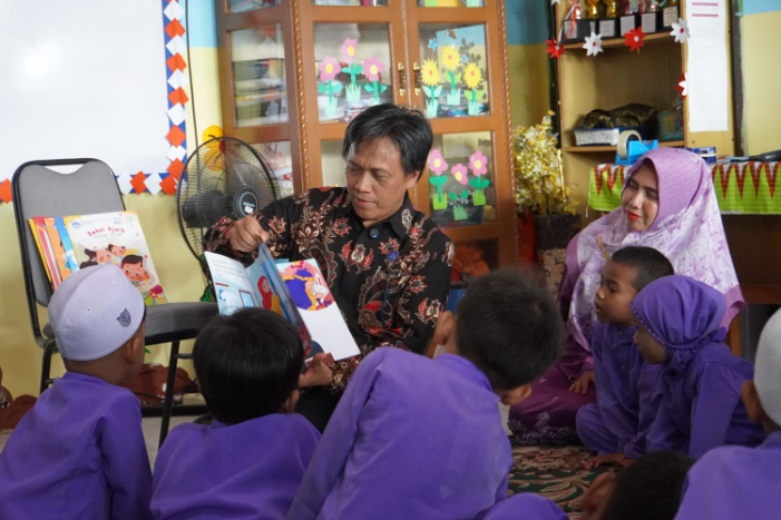 Direktur Guru PAUD PNF Suparto mengajar di TK Lillah Pekanbaru, mencontohkan praktik pembelajaran sederhana namun sarat makna dan nilai 7 KAIH.