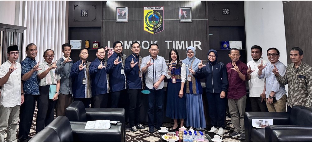 BERSAMA BPK: Wabup Lotim Moh. Edwin Hadiwijaya (tengah) didampingi Kepala Bapenda Lotim Muksin (tiga dari kiri) berfoto bersama tim BPK RI di kantor Bupati Lotim, Jumat