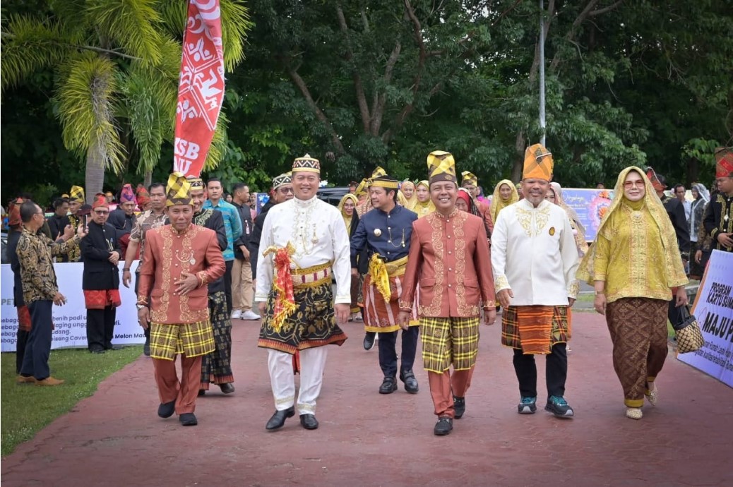 HARLAH KSB: Gubernur NTB Lalu Muhamad Iqbal (dua dari kiri) didampingi Bupati KSB Amar Nurmansyah (tengah), Wabup KSB Hanipah (kanan) saat menghadiri Harlah ke-22 Tahun KSB, Minggu (23/11).