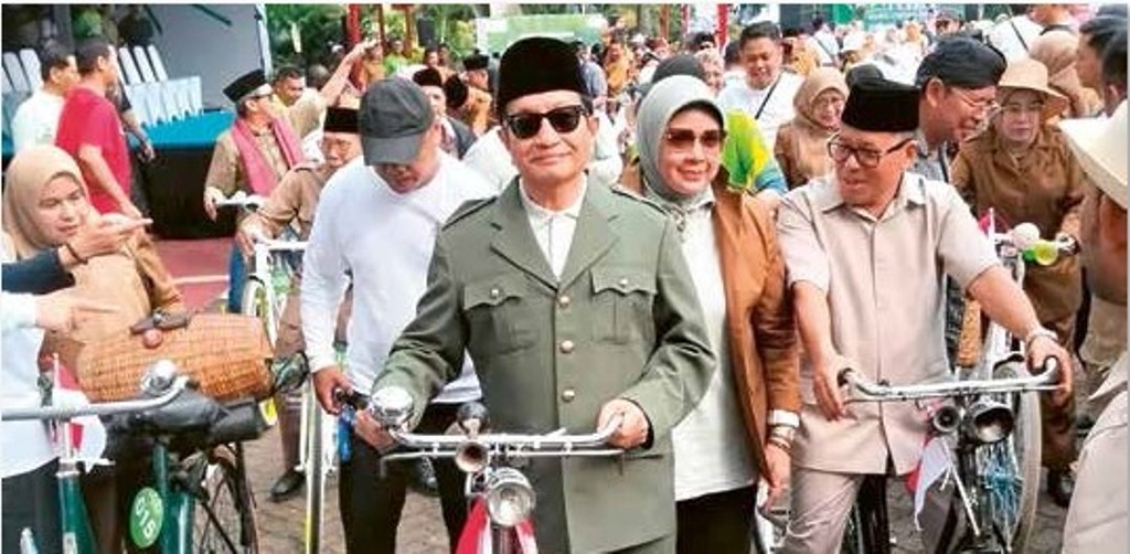 ALA SOEKARNO: Menag Nasaruddin Umar didampingi sang istri dalam acara ngontel bareng menyambut Hari Guru Nasional (HGN) 2025 di Jakarta (23/11).