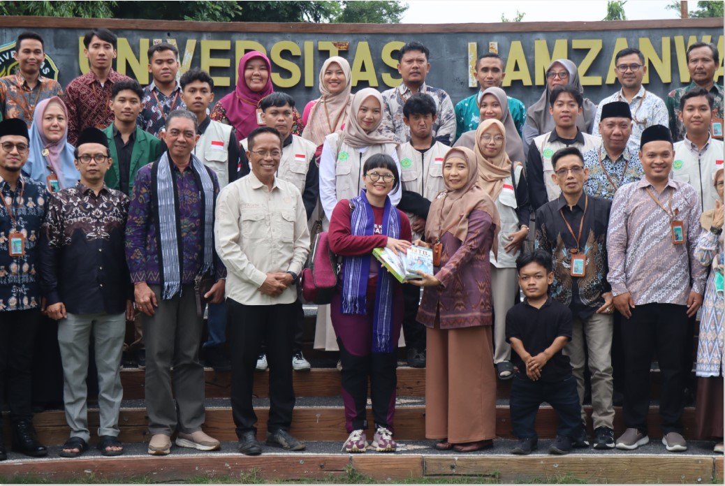 BERSAMA WAMEN: Keluarga besar civitas akademika Universitas Hamzanwadi berfoto bersama Wamen Diktisaintek RI Prof. Stella Christie di halaman gedung Rektorat Universitas Hamzanwadi, Sabtu (22/11).
