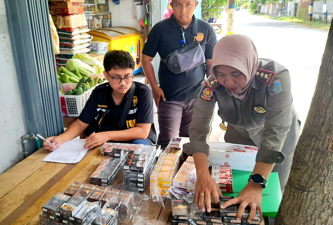 RAZIA: Satpol PP Lombok Barat dan Bea Cukai Mataram masif melakukan razia rokok ilegal sejak awal tahun 2025 hingga sekarang.