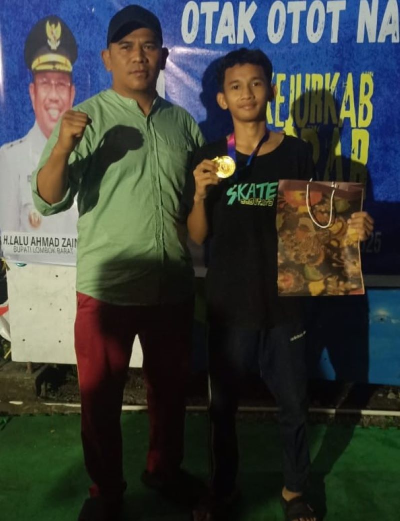 Siswa MAN Lombok Barat Lalu M Rifqi Imamul Haq menunjukkan medali yang diraihnya pada Kejuaraan Panjat Tebing diadakan FPTI Lobar.