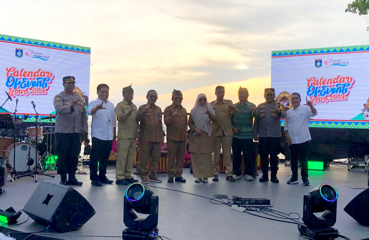 TETAP OPTIMIS: Bupati Lombok Barat Lalu Ahmad Zaini dan Wabup Nurul Adha saat melaunching Calendar of Event Dinas Pariwisata Lobar di Pasar Seni Senggigi, Senin (24/11).