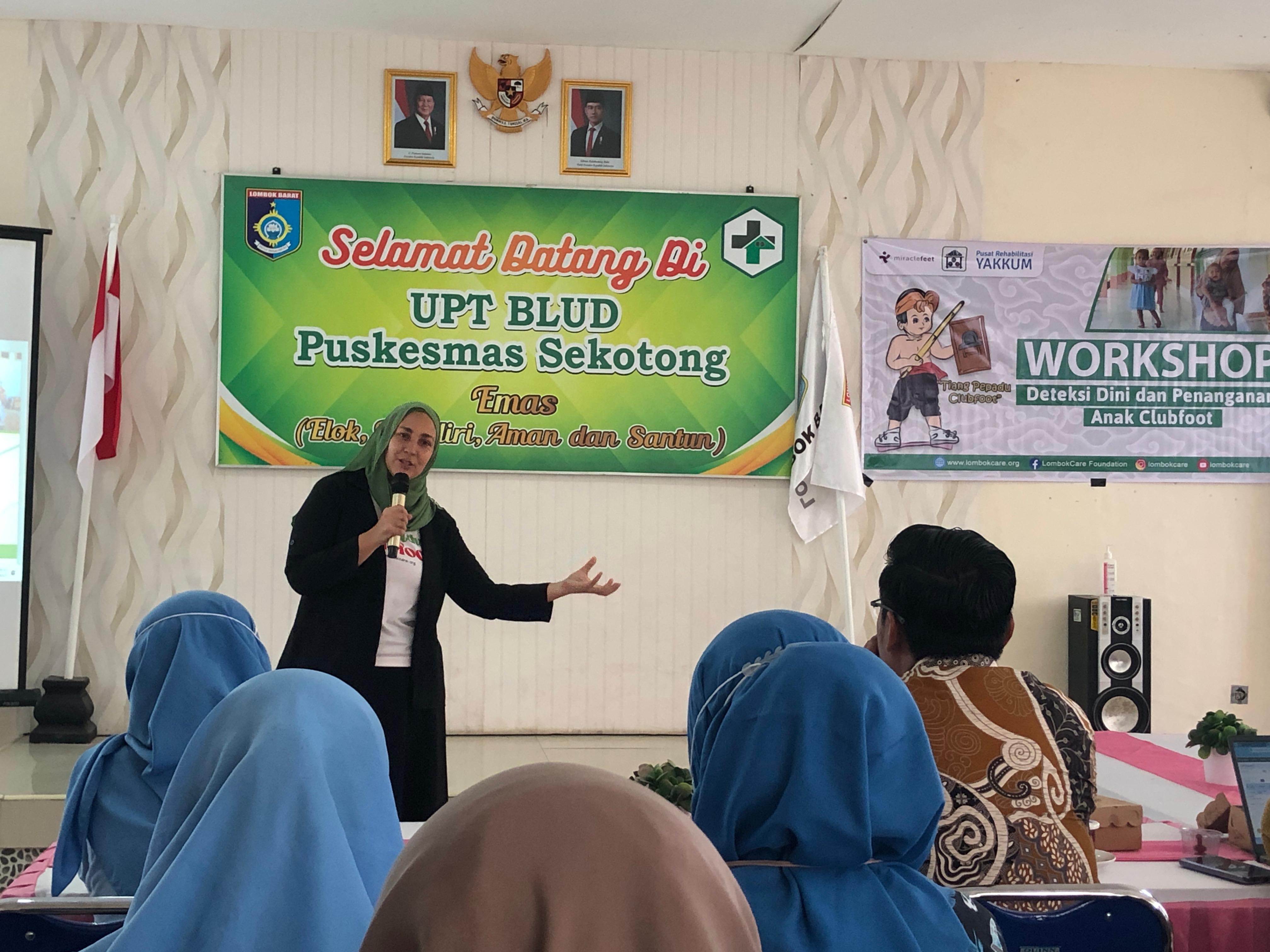 PEJUANG DISABILITAS: Mindie Schreurs, pembina Yayasan LombokCare saat menyampaikan pemaparan terkait deteksi dini dan penanganan kaki pengkor di Puskesmas Sekotong belum lama ini.