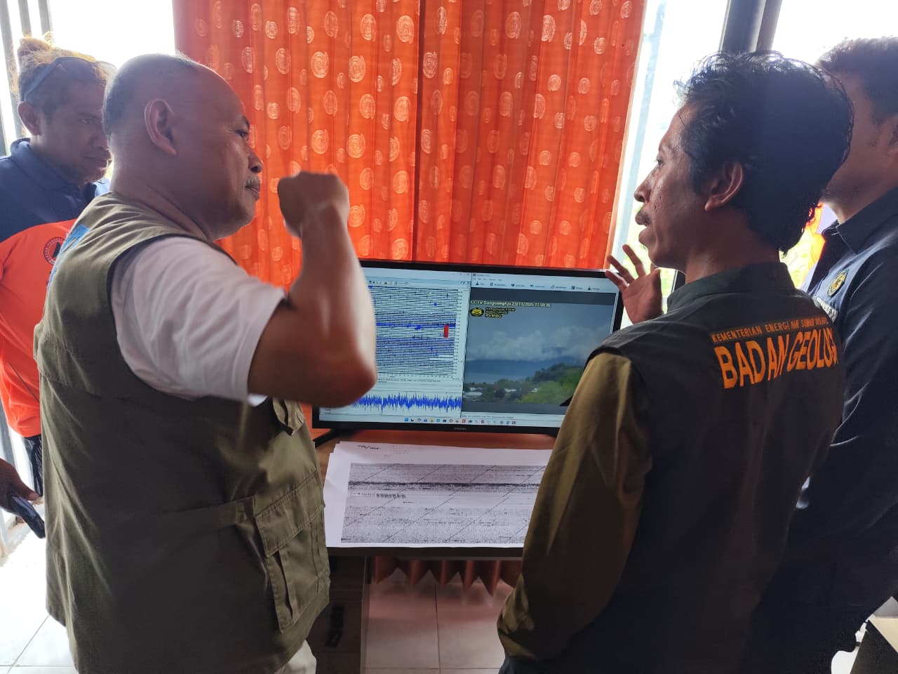 Kepala Pelaksana BPBD NTB Ahmadi (dua dari kiri) memantau kondisi terkini gunung Sangeang Api, sekaligus berkoordinasi dengan seorang petugas PPGA Sangeang Api, di Desa Sangiang, Bima, Minggu (23/11).