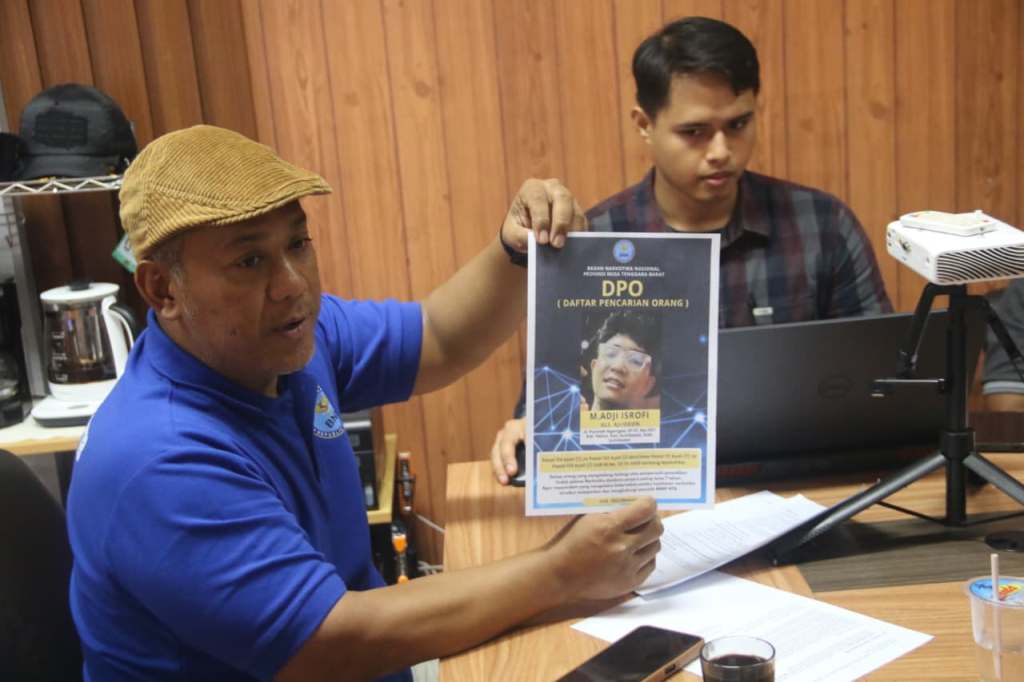 BERIKAN PEMAPARAN: Kabid Berantas dan Intelijen BNN NTB Kombes Pol Gede Suyasa menunjukkan foto DPO Aji di kantor BNN NTB, beberapa waktu lalu.