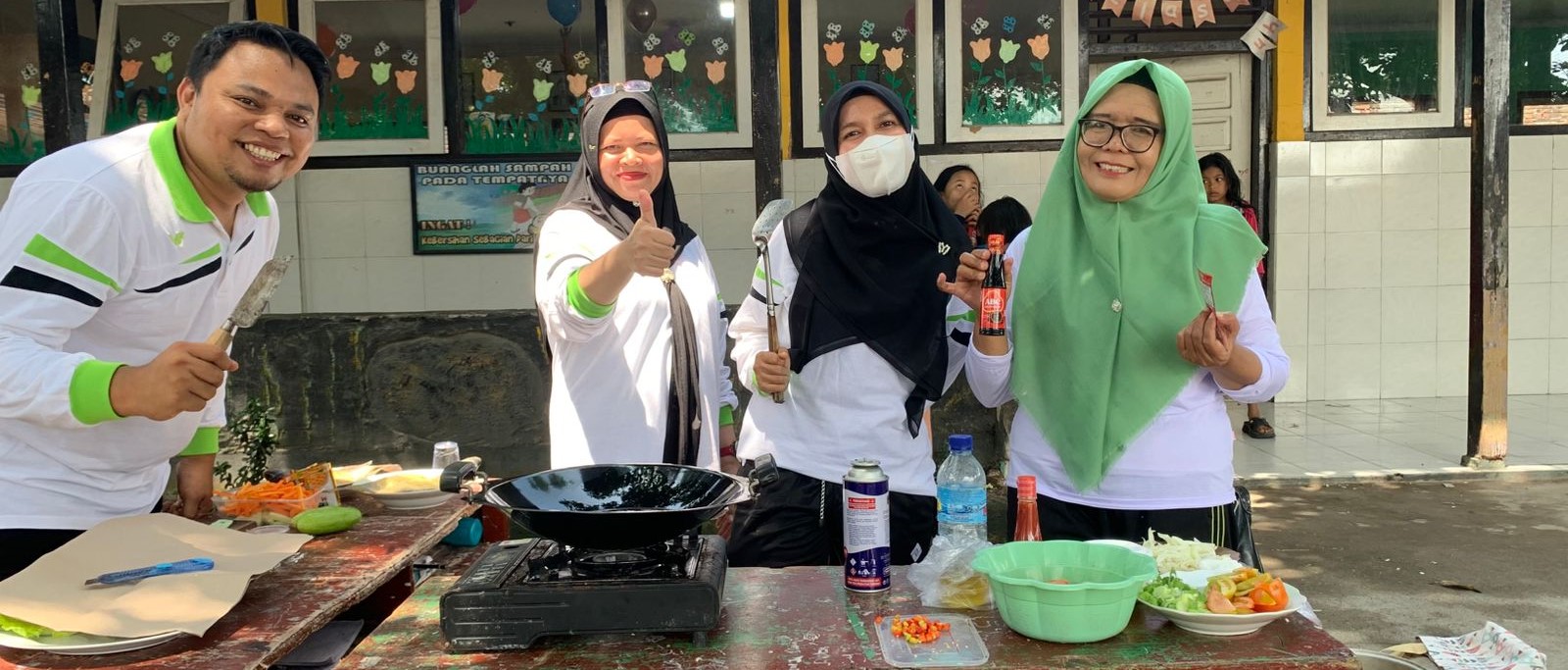 Guru SDN 33 Mataram lomba memasak memeriahkan HUT PGRI ke-80 di sekolah setempat, Senin (24/11). Sekolah meriahkan HUT PGRI ke-80 dengan berbagai lomba unik.
