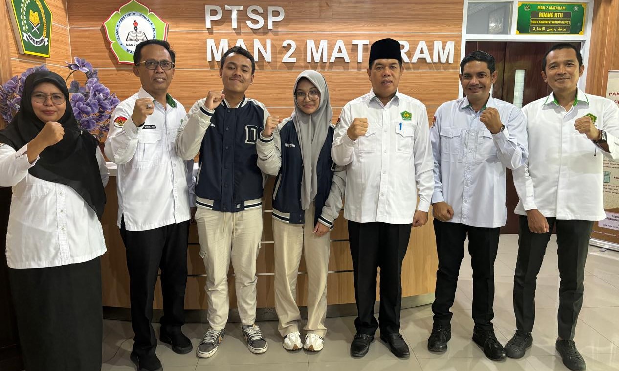Dua siswa MAN 2 Mataram Nayla Adine Asyirah dan Fatir Fachry Muazzam foto bersama kepala madrasah di madrasah setempat, Senin (24/11). Dua siswa MAN 2 Mataram siap berlaga di LDI Nasional 2025 Yogya.