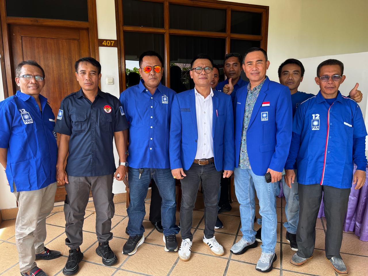 DAPAT AMANAH: Adnan (tengah pakai kacamata) kembali dipercaya menjabat Ketua PAN Lombok Barat periode 2025-2030 dalam Musda, Sabtu (22/11).