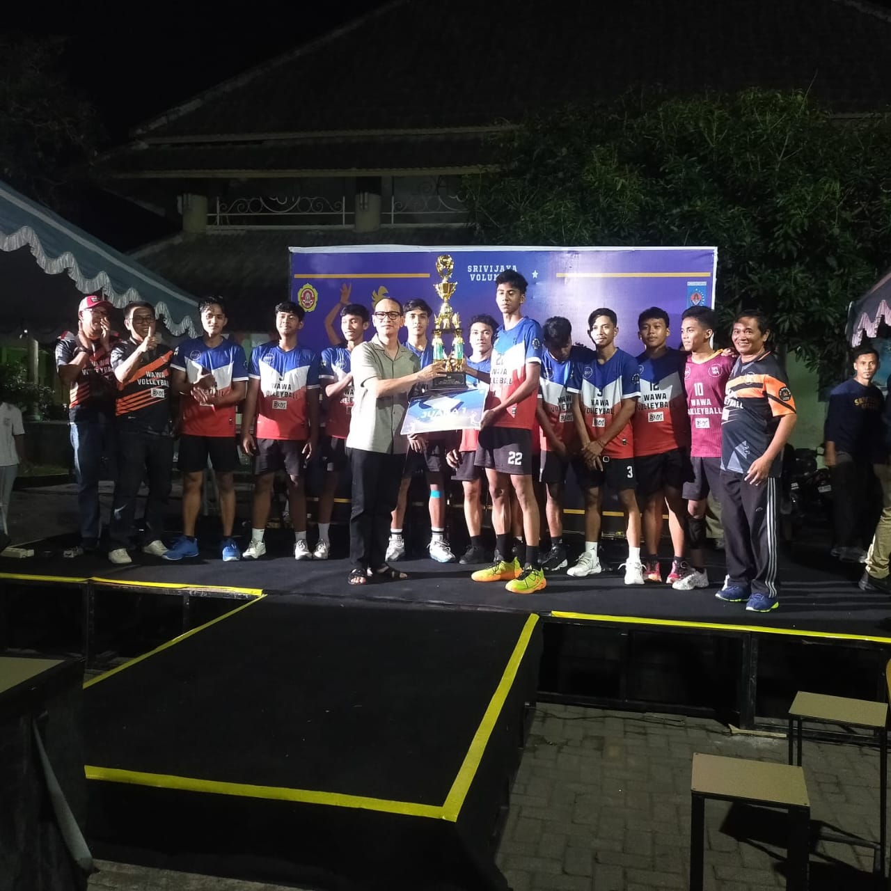 Wali Kota Mataram Mohan Roliskana menyerahkan hadiah secara langsung kepada juara 1 Tim Wawa A Volleyball, di Turnamen Fun Volleyball Karang Taruna Srivijaya 2025, Jumat malam (21/11).