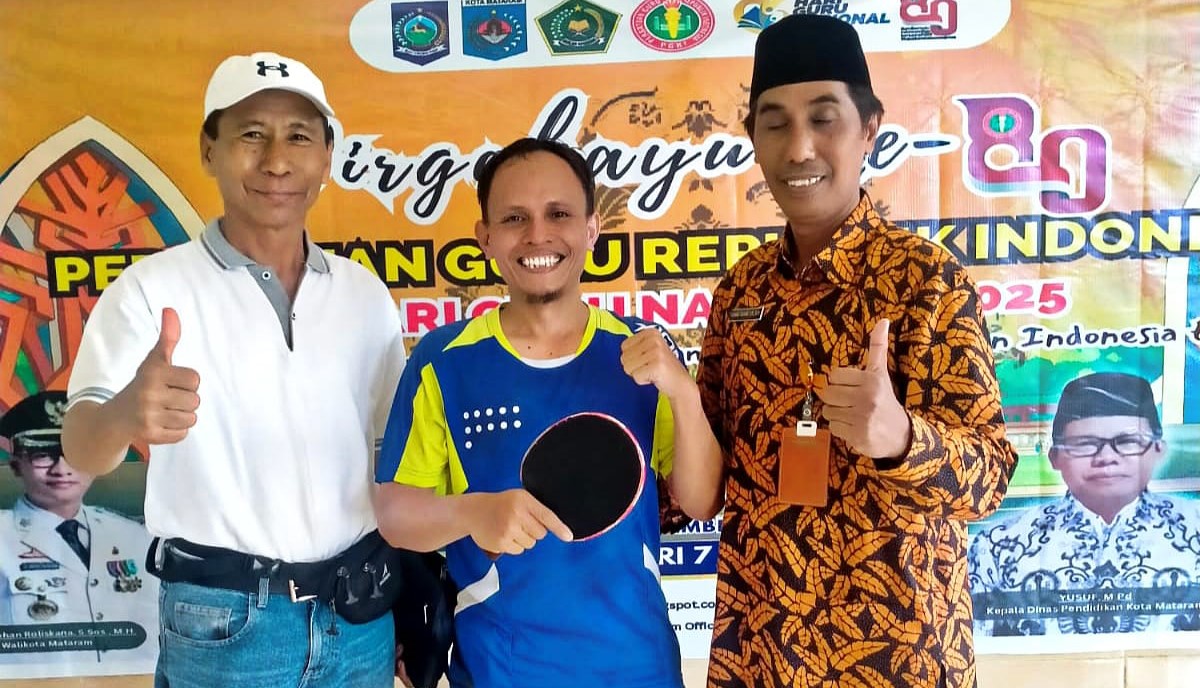 Dimyati, guru PGRI Kecamatan Selaparang (tengah) meraih juara 1 Tenis Meja Tunggal Putra pada HUT PGRI ke-80 Kota Mataram.