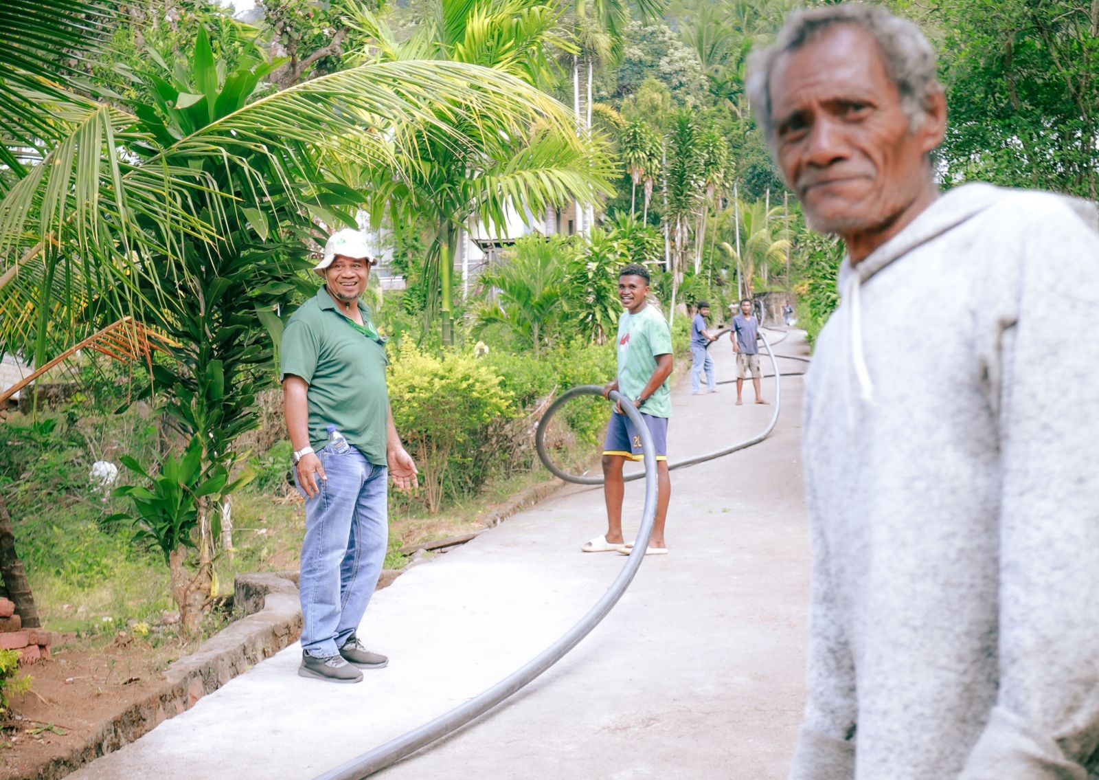 PLN dan Yayasan Papha membangun sambungan pipa untuk mengalirkan air bersih ke Dusun Waiwejak 1, Waiwejak 2, dan Dusun Lewokurang.