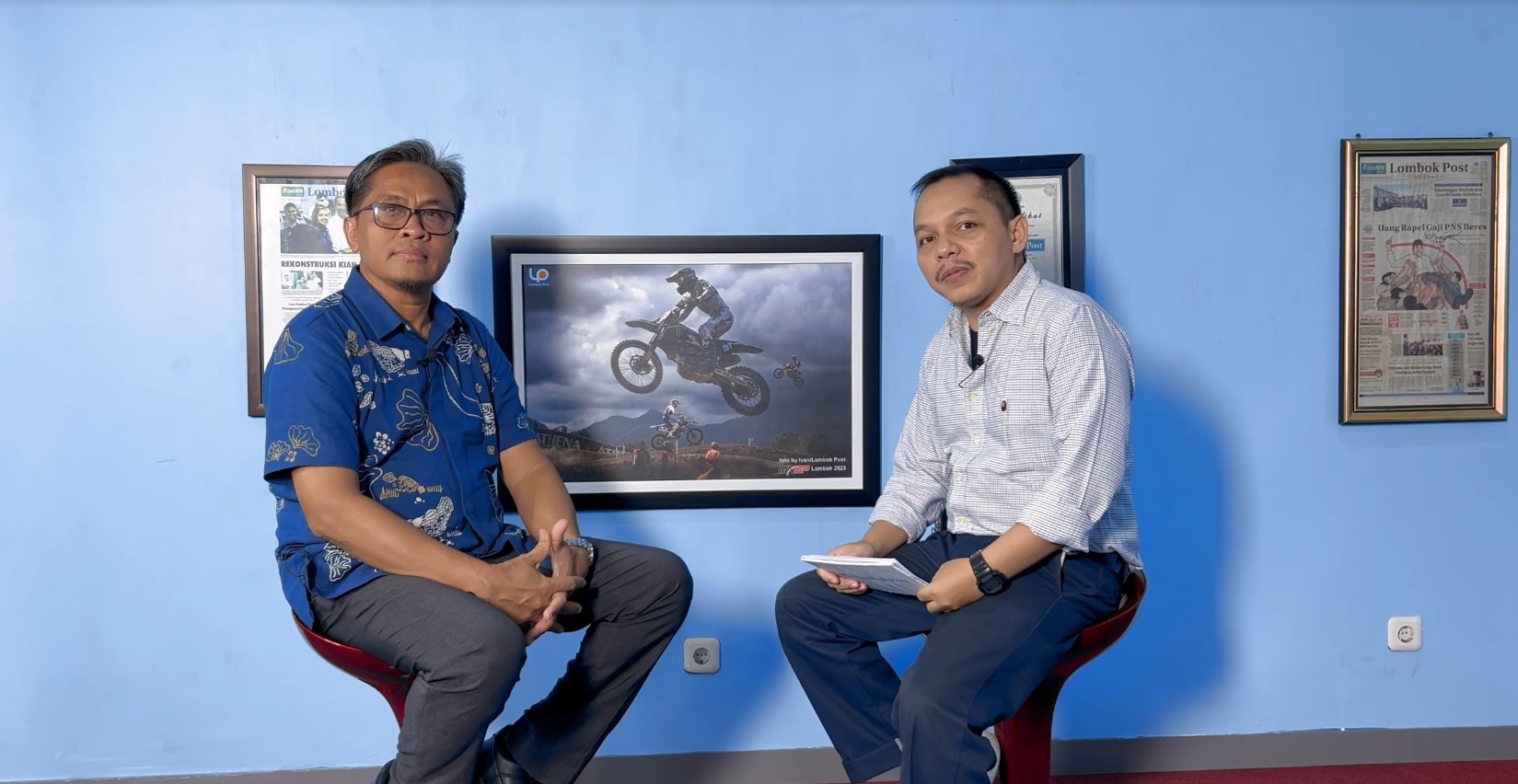 BEDAH GAGASAN: Prof Muhamad Ali, Ph.D (kiri) memaparkan visi misinya sebagai calon Rektor Unram di program Bincang Lombok Post yang akan disiarkan di kanal Youtube Lombok Post Official.