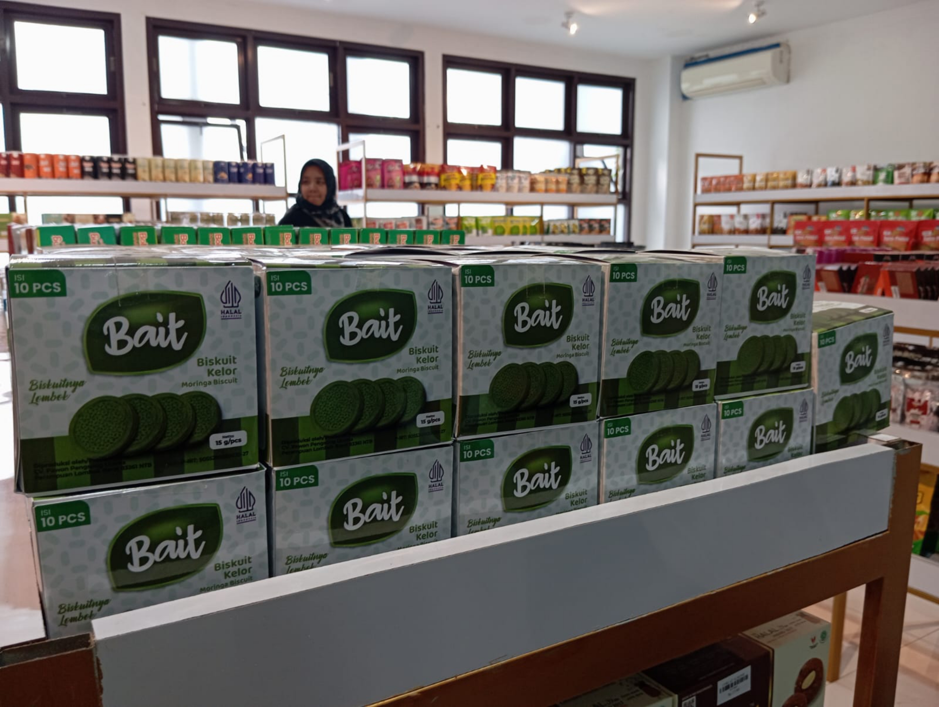 KEMASAN BAGUS: Produk UMKM yang dikemas rapi di etalase NTB Mall, di Mataram.