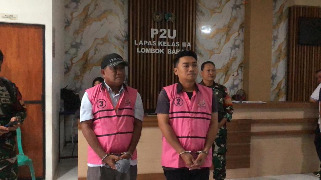 PENAHANAN: Dua tersangka korupsi dana Pokir DPRD Lobar Ahmad Zaenuri dan R diborgol saat ditahan jaksa, beberapa waktu lalu.