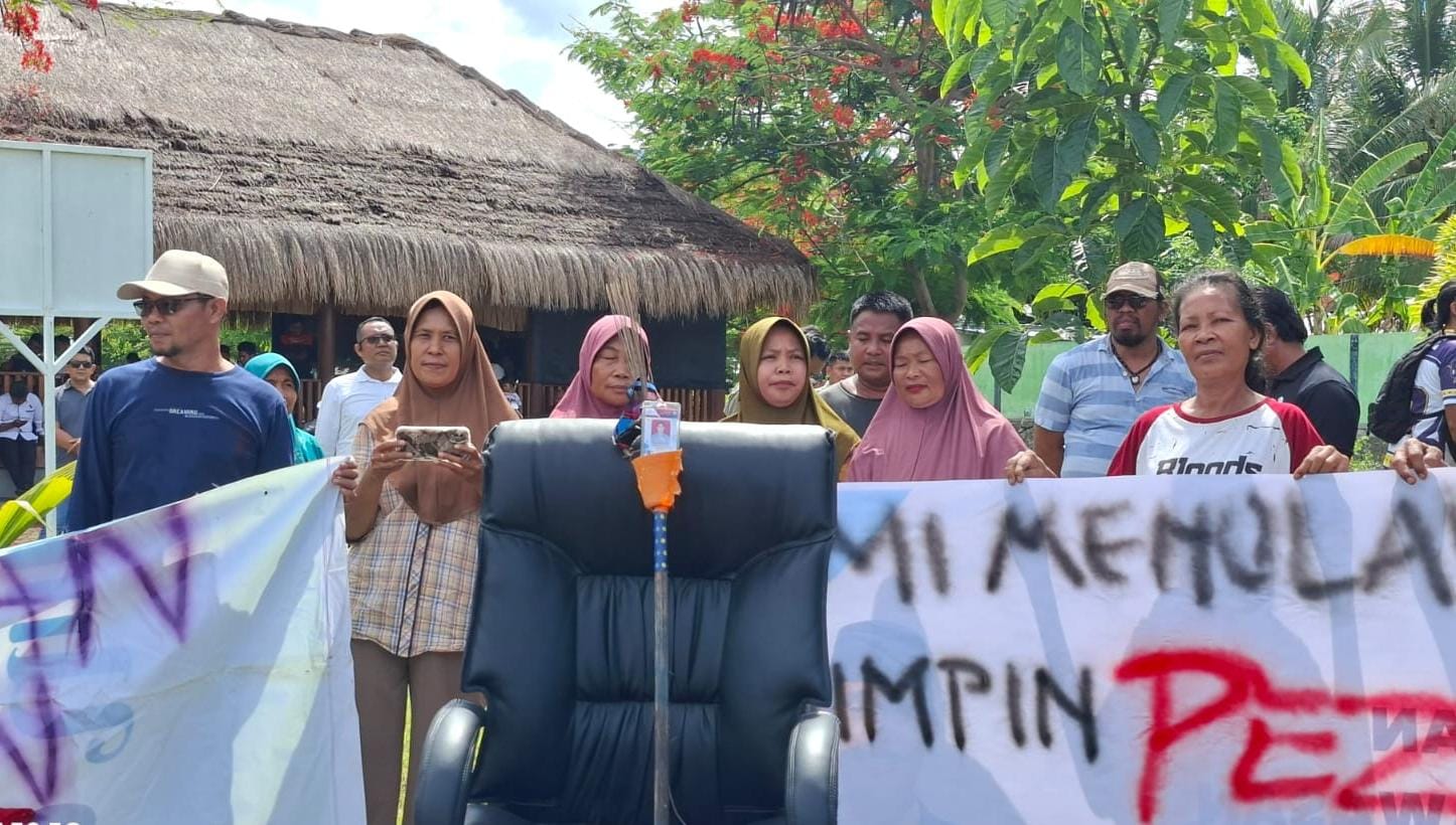 DUGAAN PERSELINGKUHAN: Warga melakukan aksi demonstrasi di depan Kantor Desa Jenggala kemarin. Mereka menuntut kades mengundurkan diri dari jabatannya.